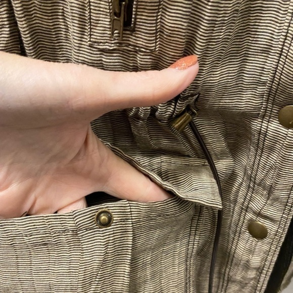 Chico’s Taupe Winched Waist Lightweight Jacket. - Picture 9 of 13
